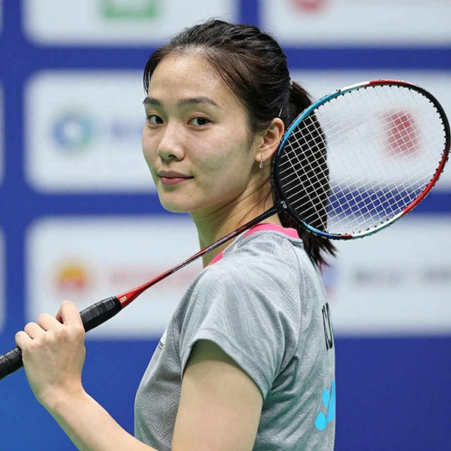 Alwi Farhan tập cùng Kento Momota trước Asian Games 2026: Bản tin cảm xúc và khoảng trống dữ liệu của một ngôi sao đang được đóng gói