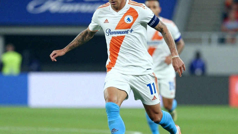 Canh bạc cỏ nhân tạo của Trabzonspor: Nghịch lý nằm ở thứ không ai kiểm chứng
