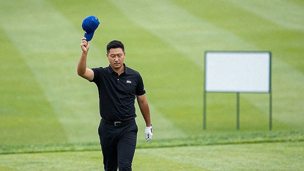 Doonbeg và khoảng cách 18 gậy: Khi Trump bắt tay Koepka, người ta bỏ quên Shane Lowry Doonbeg và khoảng cách 18 gậy: Khi Trump bắt tay Koepka, người ta bỏ quên Shane Lowry
