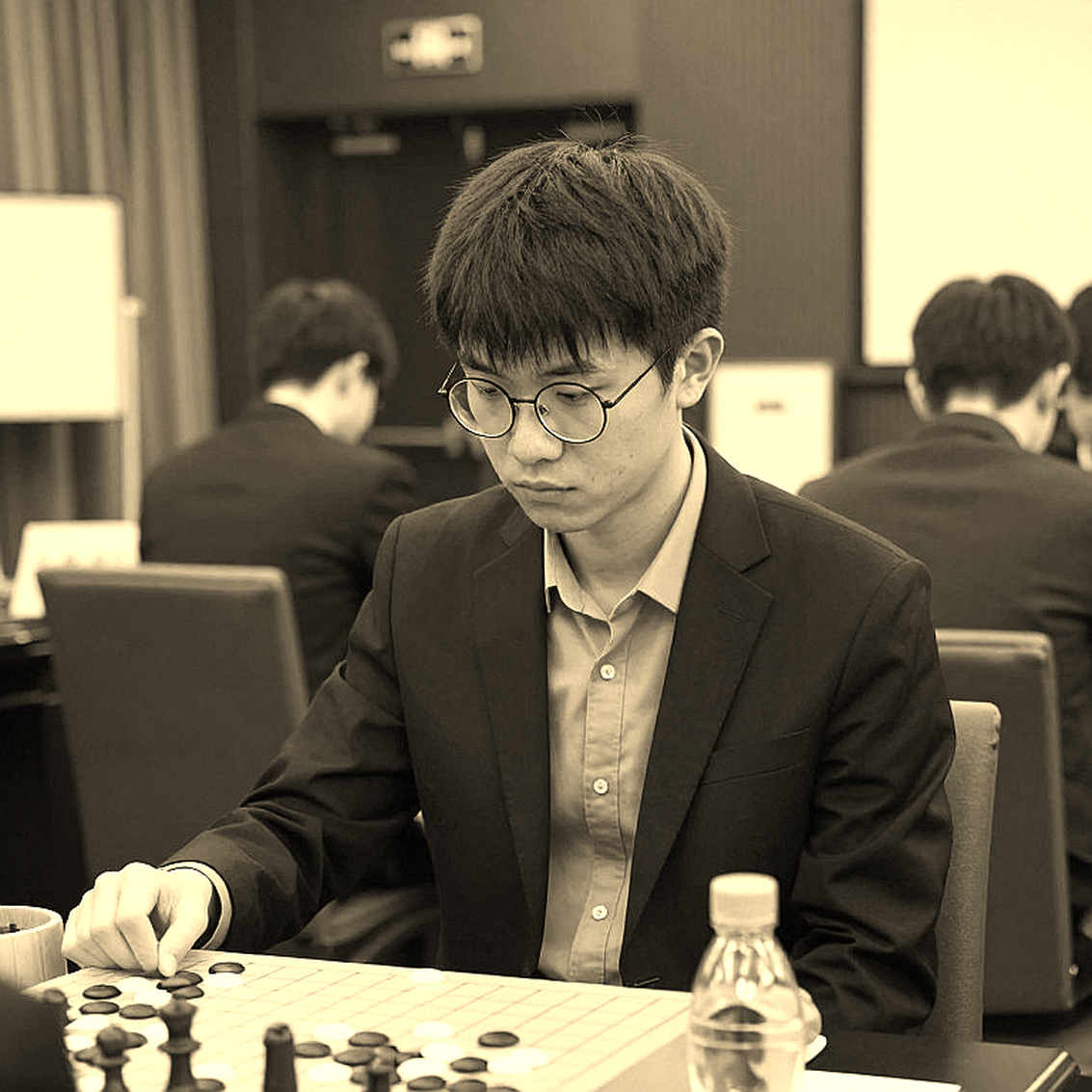 Nước 5.e5 và niềm an ủi kỳ lạ: bản đồ không gian của một con gambit cũ